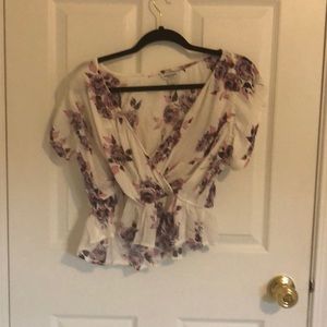 Juniors Arizona cream/ purple floral blouse